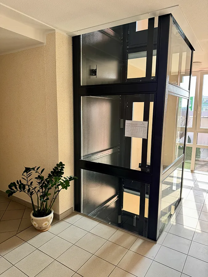 Homelift Aufzug in einem Wohngebäude, Glasaufzug im Innenbereich