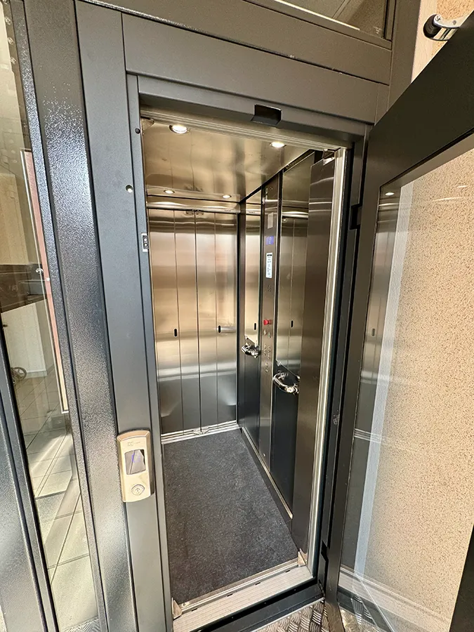 Homelift Aufzug mit offener Tür in einem Wohngebäude