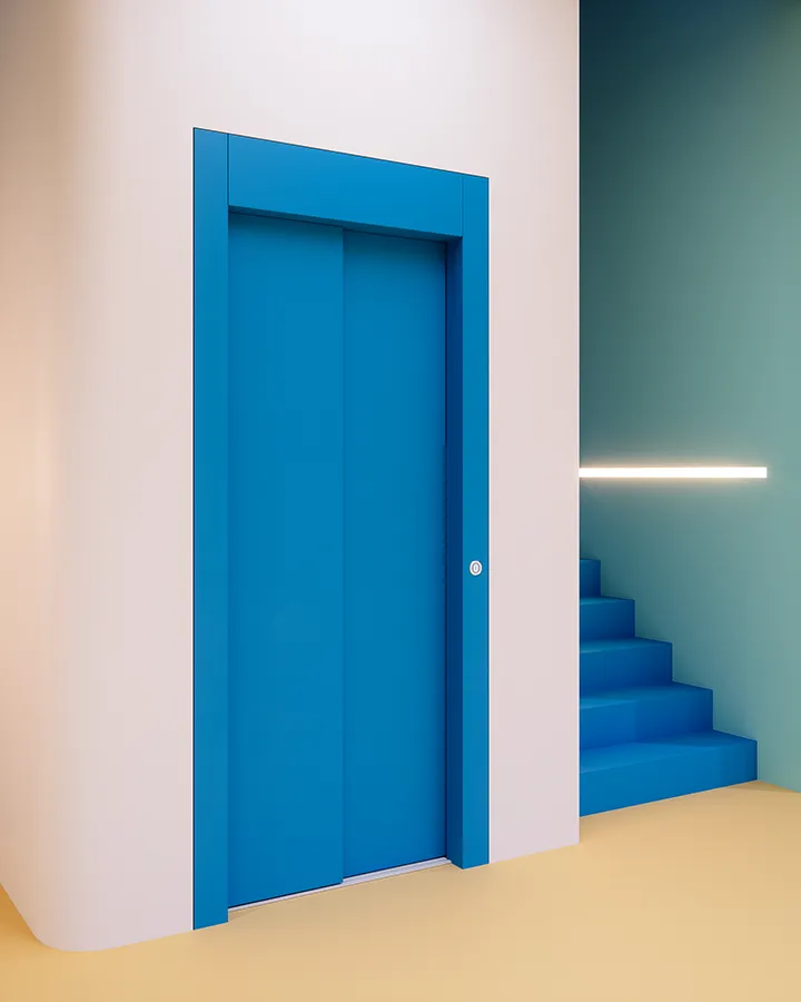 Blauer Homelift Aufzug in einem Wohnhaus neben einer blauen Treppe
