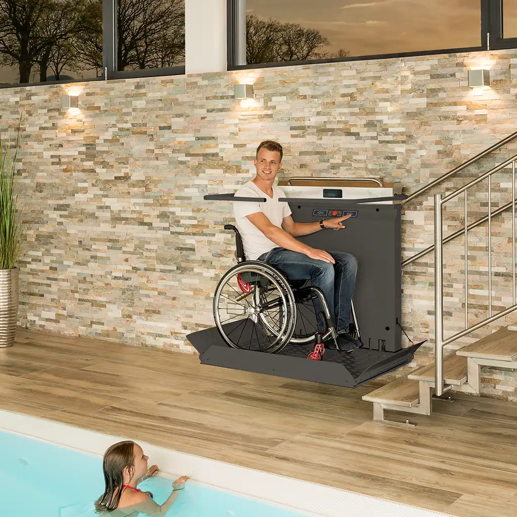 Plattformlift für Rollstuhlfahrer am Pool