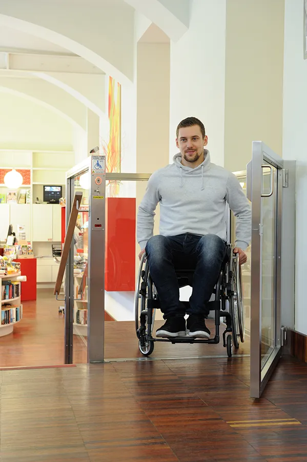 Rollstuhl-Hebebühne in einer öffentlichen Bibliothek