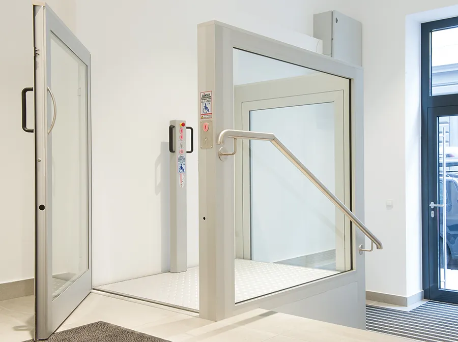 Rollstuhl-Hebebühne für barrierefreien Zugang in einem Gebäude