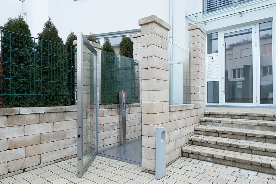 Moderne Rollstuhl-Hebebühne an einem Hauseingang für barrierefreien Zugang