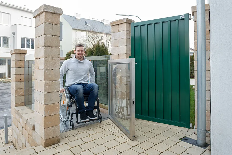 Rollstuhl-Hebebühne im Einsatz an einem Hauseingang