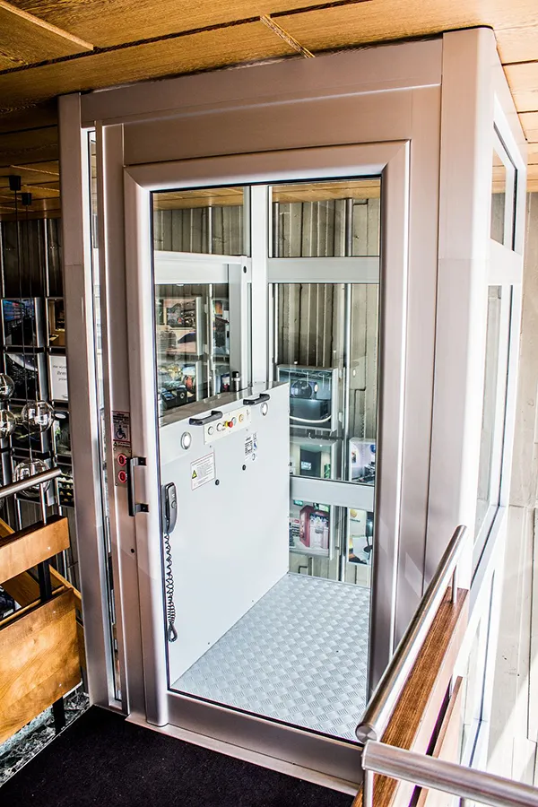 Rollstuhl-Hebebühne in einem Gebäude