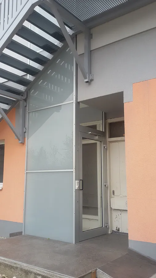 Barrierefreier Zugang mit moderner Rollstuhl-Hebebühne an einem Gebäude