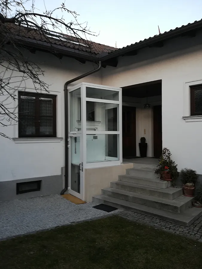 Rollstuhl-Hebebühne am Hauseingang zur barrierefreien Überwindung von Treppenstufen